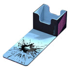Ultimate Guard Sidewinder 100+ Xenoskin Deck-Box, blau-schwarz, geöffnet, mit "Aetherdrift" Design.