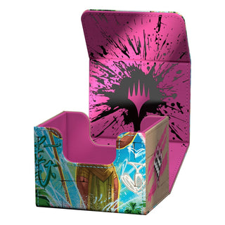 Ultimate Guard Sidewinder 100+ Xenoskin Deck-Box, buntes Design, offen mit pinkem Innenfutter und Magic-Logo.