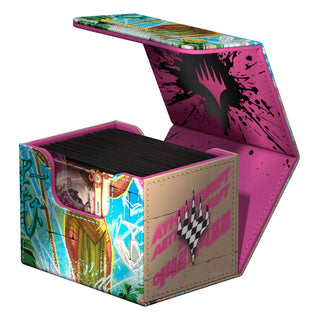 Ultimate Guard Sidewinder 100+ Xenoskin Deck-Box, bunt, geöffnet, mit Karten, Magic: The Gathering Design.