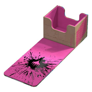 Ultimate Guard Sidewinder 100+ Xenoskin Deck-Box, pink mit schwarzem Spritzmuster, geöffnet.
