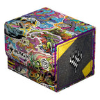 Bunte Ultimate Guard Sidewinder 100+ Xenoskin Deck-Box mit Magic: The Gathering Aetherdrift-Motiv.