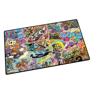 Bunte Magic: The Gathering Play-Mat "Aetherdrift" mit fantasievollen, aufgedrehten Rennfahrer-Motiven von Ultimate Guard.