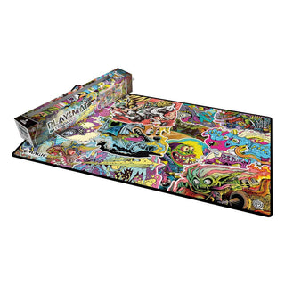 Bunte Magic: The Gathering Play-Mat "Aetherdrift" mit lebhaften, cartoonartigen Rennmotiven von Ultimate Guard.