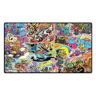 Bunte Magic: The Gathering Play-Mat "Aetherdrift" mit lebhaften, cartoonartigen Rennmotiven von Ultimate Guard.