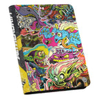 Buntes Zipfolio 360 Xenoskin mit Magic: The Gathering "Aetherdrift" Design, zeigt fantasievolle Rennautos.
