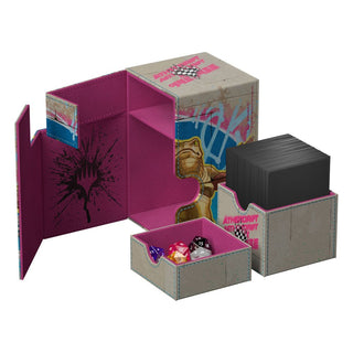 Ultimate Guard Flip'n'Tray 100+ Xenoskin Deck-Box mit Magic: The Gathering Aetherdrift Design, offen mit Karten und Würfeln.