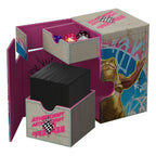 Ultimate Guard Flip'n'Tray 100+ Xenoskin Deck-Box mit Magic: The Gathering Aetherdrift Design, offen mit Karten und Würfeln.