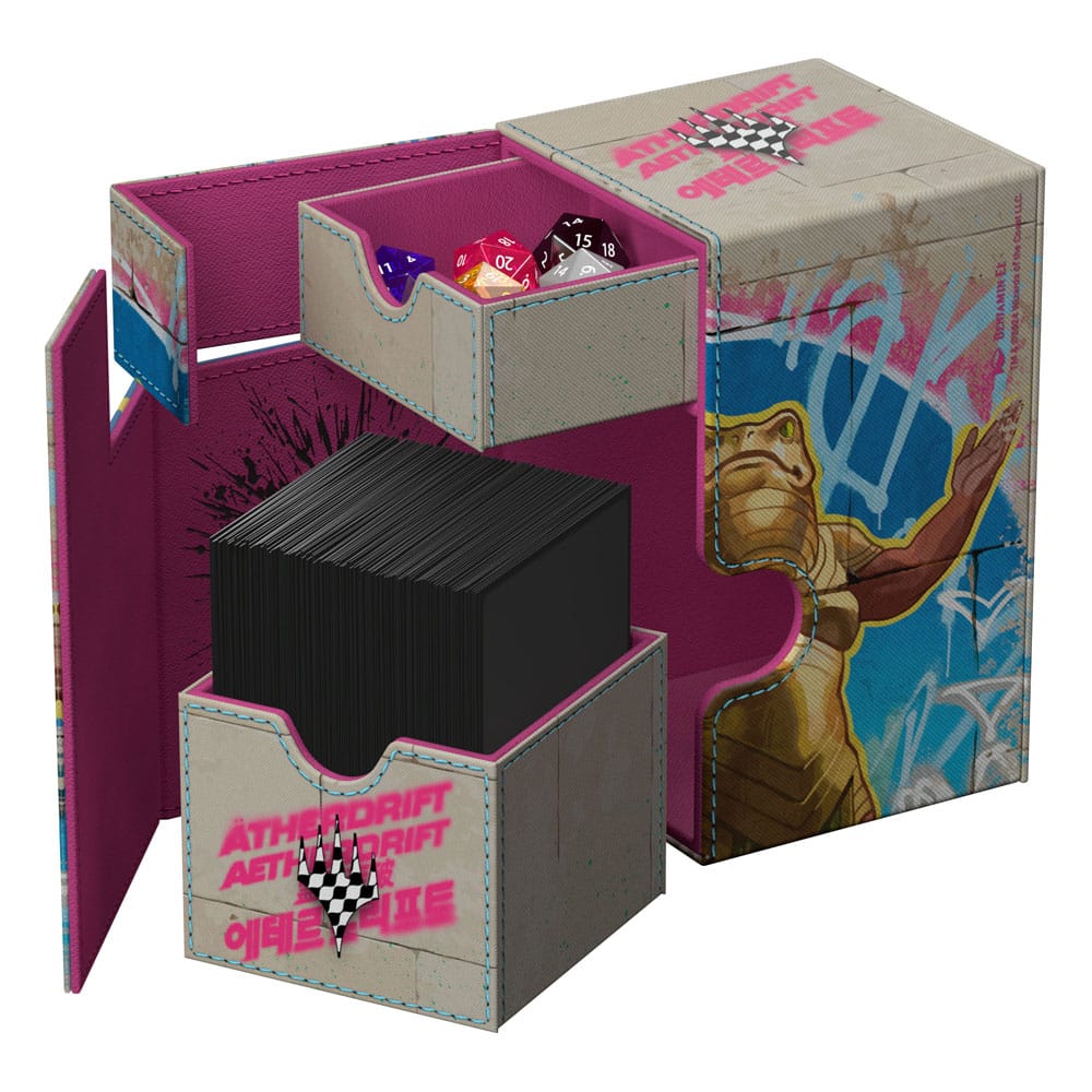 Ultimate Guard Flip'n'Tray 100+ Xenoskin Deck-Box mit Magic: The Gathering Aetherdrift Design, offen mit Karten und Würfeln.