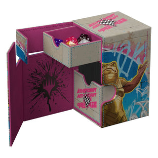 Ultimate Guard Flip'n'Tray 100+ Xenoskin Deck-Box mit Magic: The Gathering Aetherdrift-Design, offen mit Würfeln.