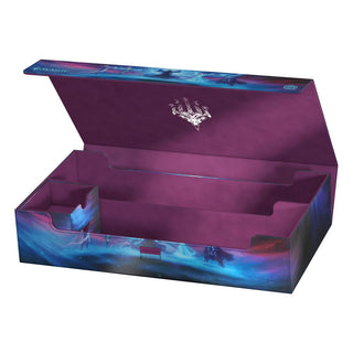 Ultimate Guard Omnihive 1000+ Xenoskin Deck-Box, offen mit violettem Innenraum und Drachenmotiv außen.