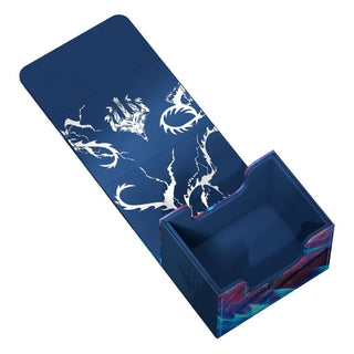 Ultimate Guard Sidewinder 100+ Xenoskin Box mit Magic: The Gathering Artwork, geöffnet, blau mit silberner Prägung.
