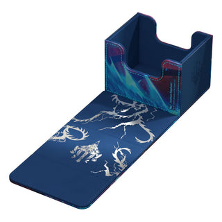 Ultimate Guard Sidewinder 100+ Xenoskin Box mit Magic: The Gathering Artwork, geöffnet, blau mit silbernen Prägungen.