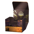 Ultimate Guard Sidewinder 100+ Xenoskin mit Magic: The Gathering Artwork, geöffnet, zeigt schillernde Prägung innen.