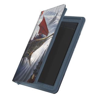 Ultimate Guard Zipfolio 360 Xenoskin Sammelkartenordner mit Fantasy-Design, halb geöffnet, zeigt mystische Landschaft.