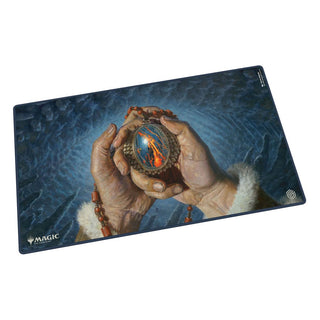Magic: The Gathering Play-Mat "Tarkir: Dragonstorm" mit Händen, die ein Artefakt halten.
