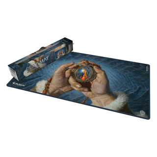 Magic: The Gathering Play-Mat "Tarkir: Dragonstorm" von Ultimate Guard, zeigt Hände mit einem magischen Artefakt.