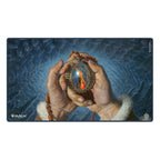 Ultimate Guard Play-Mat mit "Tarkir: Dragonstorm" Artwork, zeigt Hände mit magischem Artefakt, 61x35 cm, Magic: The Gather...