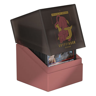 Ultimate Guard Boulder 100+ Deck-Box mit Gryffindor-Design, geöffnet, zeigt Karten im Inneren.