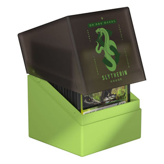 Ultimate Guard Boulder 100+ Deck-Box, Slytherin-Design, geöffnet mit Karten, Harry Potter Thema.