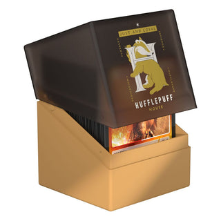 Ultimate Guard Boulder 100+ Hufflepuff Deck-Box, geöffnet, mit Karten, Harry Potter Design.