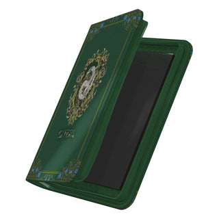 Grünes Ultimate Guard Zipfolio 160 Xenoskin mit Slytherin-Logo, geöffnet, für Sammelkarten.
