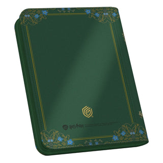 Grünes Ultimate Guard Zipfolio 160 Xenoskin mit Slytherin-Design, Harry Potter-Logo und goldenen Verzierungen.