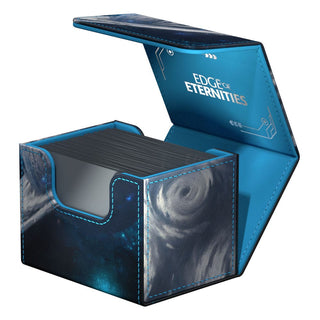 Ultimate Guard Sidewinder 100+ Xenoskin Deck-Box für Magic: The Gathering, geöffnet, mit Karten, Design "Edge of Eternities".