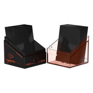 Ultimate Guard Boulder 100+ Deck-Boxen mit Magic: The Gathering Artworks, schwarz und transparent, offen mit Karten.