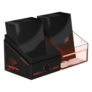Ultimate Guard Boulder 100+ Deck-Box mit Magic: The Gathering Artwork, schwarz-orange Design, geöffnet.