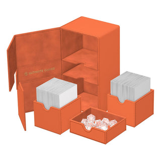 Ultimate Guard Twin Flip'n'Tray 200+ Peach, Summer Edition 2025, geöffnet mit Karten und Würfeln.