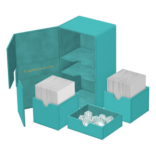 Ultimate Guard Twin Flip'n'Tray 200+ Xenoskin Lagoon, geöffnet mit Karten und Würfeln.