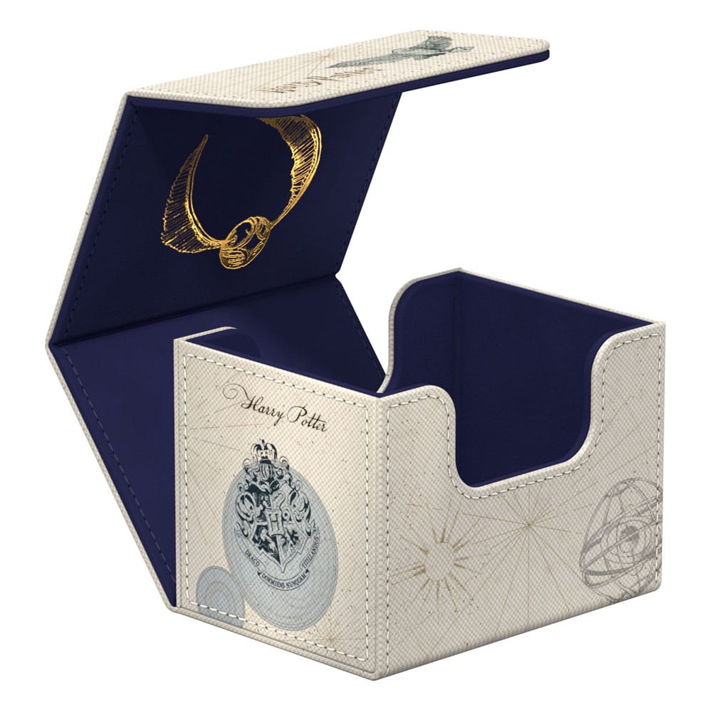 Harry Potter Xenoskin Deck-Box von Ultimate Guard, offen, mit Hogwarts-Wappen und goldener Schnatz-Verzierung.