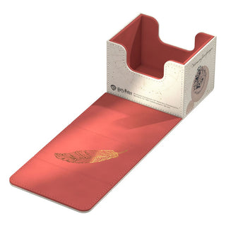 Ultimate Guard Sidewinder 100+ Xenoskin Harry Potter Deck-Box, offen, mit rotem Innenfutter und goldener Feder.