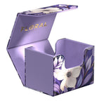 Lila Deck-Box mit Blumenmuster, geöffnet, von Ultimate Guard, für 100+ Karten, Xenoskin-Material, "Floral Places" Design.