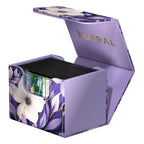 Lila Ultimate Guard Sidewinder 100+ Xenoskin Deck-Box mit floralem Design, offen mit Karten.