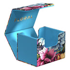 Ultimate Guard Sidewinder 100+ Xenoskin Deck-Box, floral, offen, blaues Innenfutter.