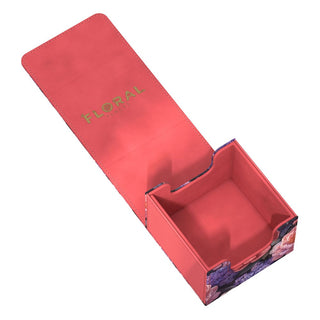 Offene Ultimate Guard Sidewinder 133+ Xenoskin Deck-Box in floralem Design, innen rot.